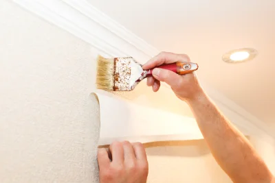 Pose de papier peint à Lubine — revêtements muraux et toiles de verre